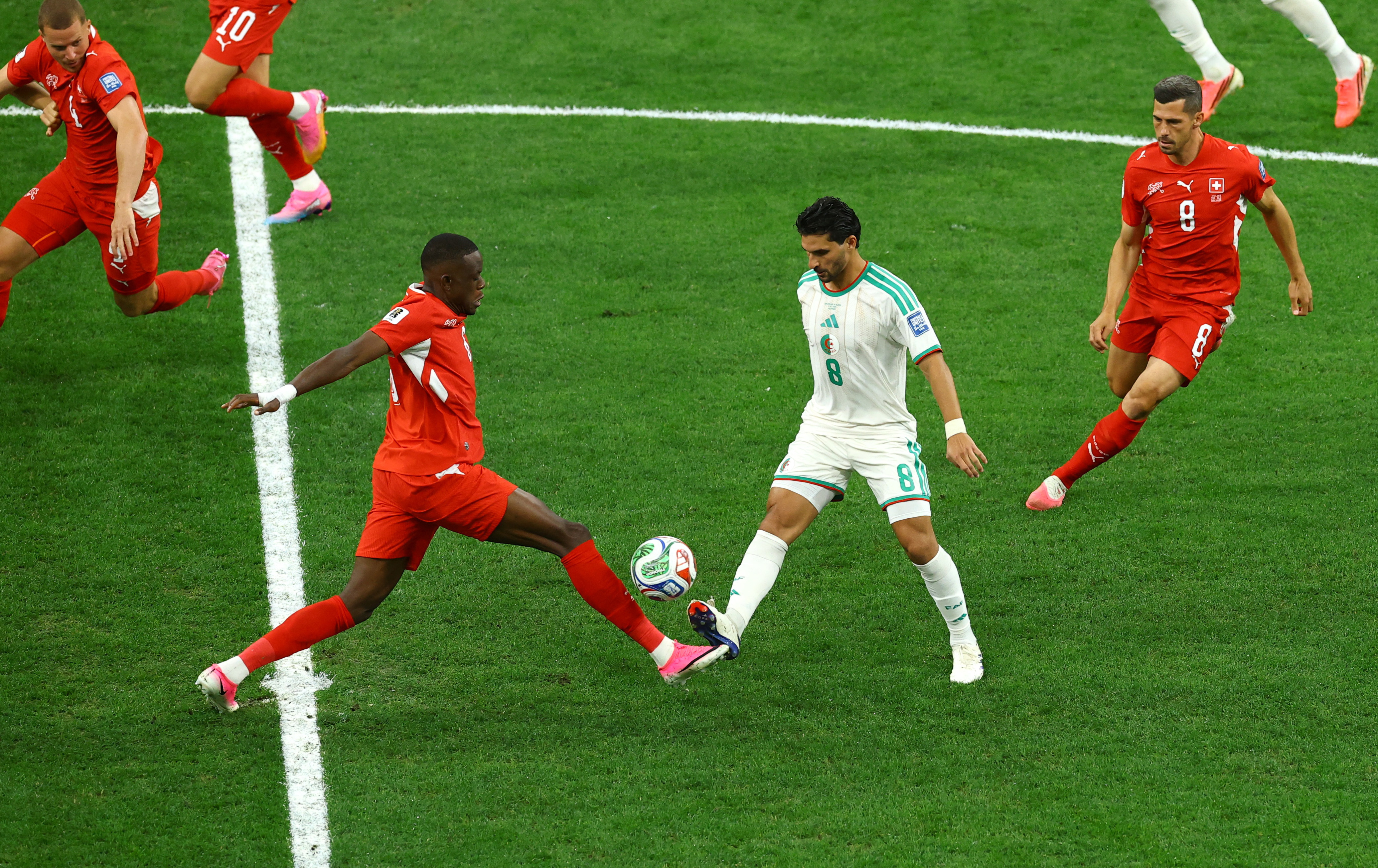 Denis Zakaria de Suiza en acción con Houssem Aouar de Argelia. Foto: Reuters